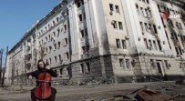 Rus Saldirilarinda Harabeye Dönen Binalar Önünde Çello Çalarak Yardim Istedi