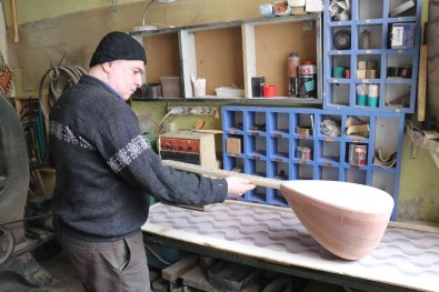 Baglamayi Hem Üretiyor Hem De Çaliyor