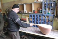 Baglamayi Hem Üretiyor Hem De Çaliyor