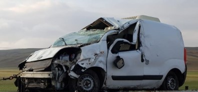 Çorum'da Hafif Ticari Araç Devrildi Açiklamasi 1 Ölü