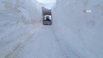Karla Mücadele Ekibi Yolda Tünel Açti Içinde Geçti