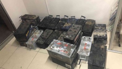 Sultanbeyli'de Park Halindeki Araçlara Dadanan 'Akü Hirsizlari'na Operasyon