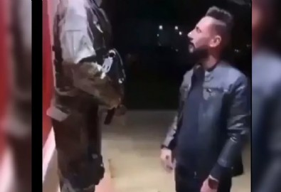 Suriyeli göçmen Ömer Halisdemir'in heykeliyle dalga geçip kayda aldı!
