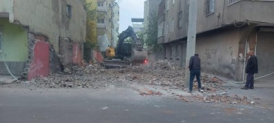 Baglar'da 3 Yilda 401 Adet Metruk Yapi Yikildi