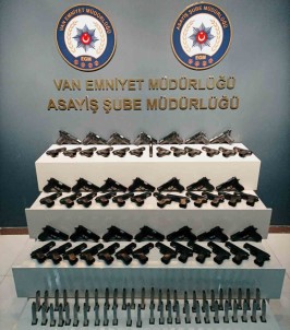 Van'da 60 Adet Kurusiki Tabanca Ele Geçirildi