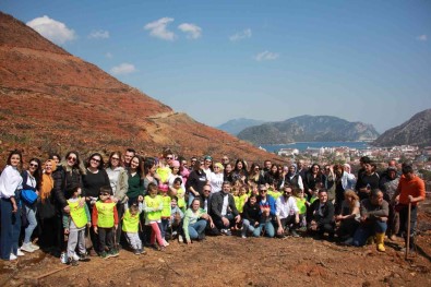 Denizli'den Gelen Minikler Marmaris'te 500 Fidani Toprakla Bulusturdu