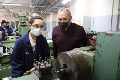 Mezunlarinin Issiz Kalmadigi Bölümdeki Ögrenciler Sasirtiyor