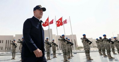 Bakan Akar, Katar'da Mehmetçik'le bir araya geldi: Türkiye Ukrayna'da elinden geleni yapıyor