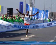 Istanbul Yari Maratonu'nda Kenyali Atlet Rodgers Kwemoi, Rekor Kirarak Sampiyon Oldu