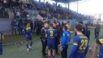 Maç Sonrasi Polisle Futbolcular Birbirine Girdi
