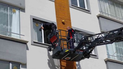 Samsun'da Balkondan Eve Giren Polis Çocuklari Babasina Teslim Etti