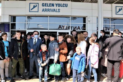 Ukrayna'da Yetimhanelerdeki 159 Çocuk Türkiye'ye Geldi