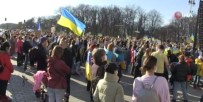 'Ukrayna'yi Kurtar' Konserinin Almanya Ayagi Tarihi Brandenburg Kapisi'nda Yapildi