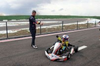 Yasitlari Oyuncakla Oynarken O Pistin Tozunu Attiriyor