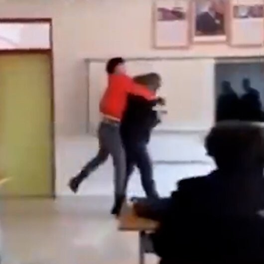 Bir TikTok rezaleti daha! Öğretmeninin başına poşet geçirdi!