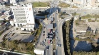 Tuzla'da Tirlarla Tasinan Gemi Parçalari Nedeniyle Yol Trafige Kapatildi
