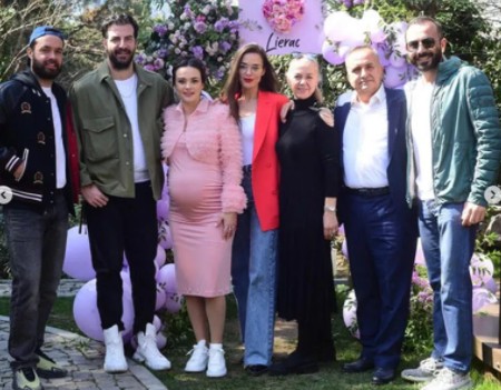 Hande Soral'dan baby shower partisi!