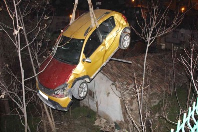 Amasya'da Otomobil Evin Çatisina Düstü, Vatandas Ev Çöktü Sandi