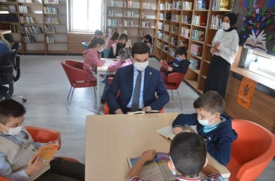 Kaymakam Güzel, Ögrencilerle Kitap Okudu