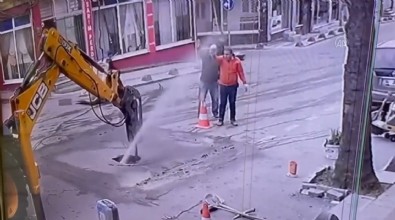 Otobüs yolda su boruda gidemiyor! İBB bakım çalışmasında İSKİ'nin su borusunu patlattı!