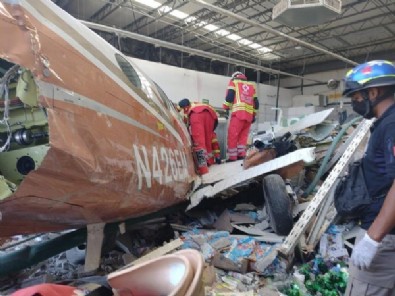 Akılalmaz olay! Süpermarkete uçak düştü! Çok sayıda ölü ve yaralı var!