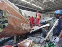 MEKSIKA - Akılalmaz olay! Süpermarkete uçak düştü! Çok sayıda ölü ve yaralı var!