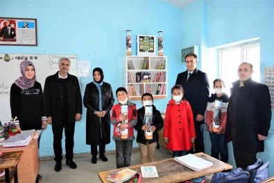 Tusba Belediyesinden Okullara Kitaplik Ve Kitap Destegi