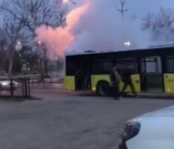 Gün geçmiyor ki bir İETT otobüsü arızası yaşanmasın! Pendik’te İETT otobüsünde yangın paniği!