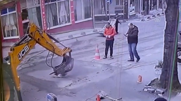 Otobüs yolda su boruda gidemiyor! İBB bakım çalışmasında İSKİ'nin su borusunu patlattı!