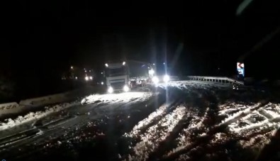 Afyonkarahisar'da Kar Yagisi Sonrasi Tirlar Yolda Kaldi, Karayolu Ulasima Kapandi