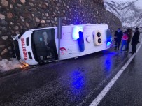 Tatvan'da Ambulans Devrildi Açiklamasi 2 Yarali