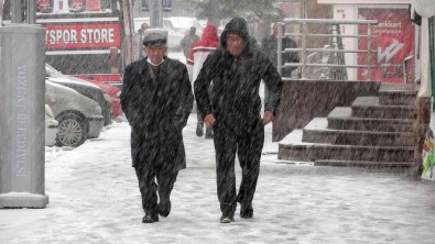 Yozgat'ta Kar Yagisi Etkili Oluyor