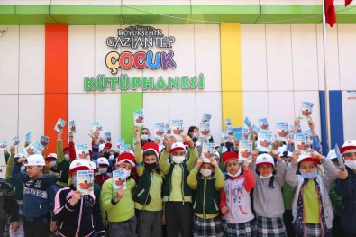 Çocuk Kitabi Yazari Mert Arik, 'Beni Zürafam Uçabilir' Adli Eserini Çocuklara Anlatti