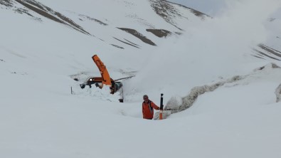 Kar Kalinliginin 10 Metreyi Buldugu Bahçesaray Yolunda Zorlu Mücadele
