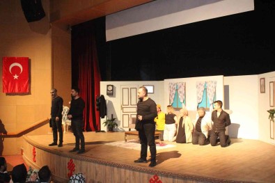 Kilis'te 'Darisi Basimiza' Isimli Tiyatro Oyunu Sergilendi