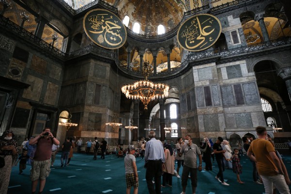 88 yıl sonra ilk teravih! Ayasofya Camii teravih cemaatine kavuşuyor!