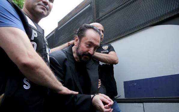 Hapiste de rahat durmayan Adnan Oktar itirafçı olmak isteyenleri tehdit ediyor!