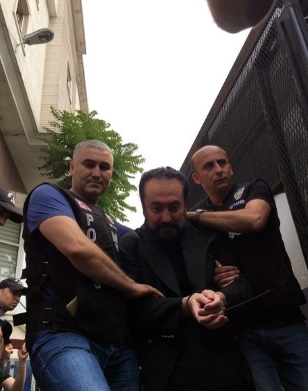 Hapiste de rahat durmayan Adnan Oktar itirafçı olmak isteyenleri tehdit ediyor!