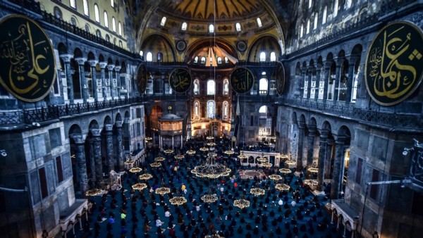 88 yıl sonra ilk teravih! Ayasofya Camii teravih cemaatine kavuşuyor!