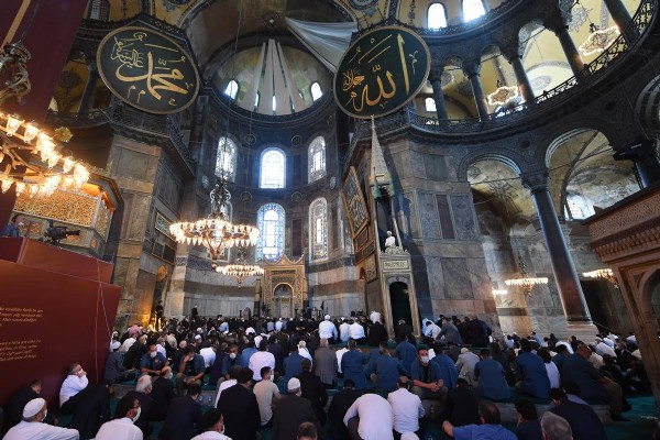 88 yıl sonra ilk teravih! Ayasofya Camii teravih cemaatine kavuşuyor!
