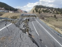Adana'da Asfalt Yol Çöktü