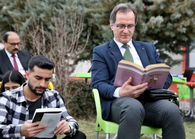 Akademisyenler Ve Ögrenciler Kitap Okuma Etkinliginde Bulustu