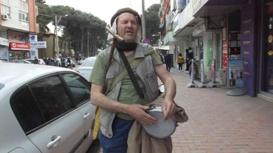 Balikesir'de Görme Engelli Vatandas 50 Yildir Darbuka Çalarak Ekmegini Kazaniyor