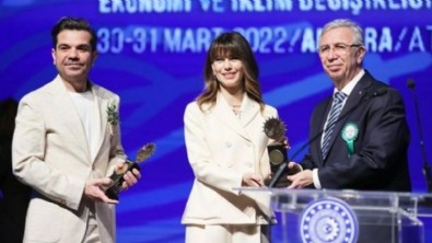 Beren Saat'in törendeki sözleri tepki çekti: Hiç bu toplara girme altında kalırsın!