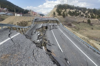 Birileri köprü yapar CHP de bunu yapar! Adana belediyesinde 2 yıllık asfalt yok çöktü!