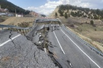 CHP - Birileri köprü yapar CHP de bunu yapar! Adana belediyesinde 2 yıllık asfalt yok çöktü!