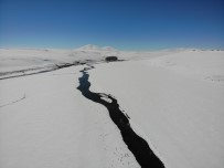 Kars'ta Kar Altindaki Menderesler Büyülüyor Haberi