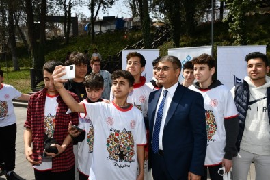 Protokol Ve Ögrenciler Sehir Parkinda Kitap Okudu