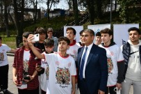 Protokol Ve Ögrenciler Sehir Parkinda Kitap Okudu