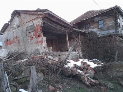 Sinop'ta Heyelan Açiklamasi 5 Ev Kullanilamaz Hale Geldi